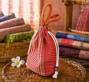 กระเป๋าผ้าทอพื้นเมืองแบบหูรูดลายตาราง ป1