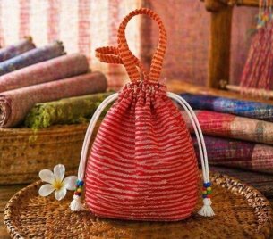 กระเป๋าผ้าทอพื้นเมืองแบบหูรูดลายตาราง ป3