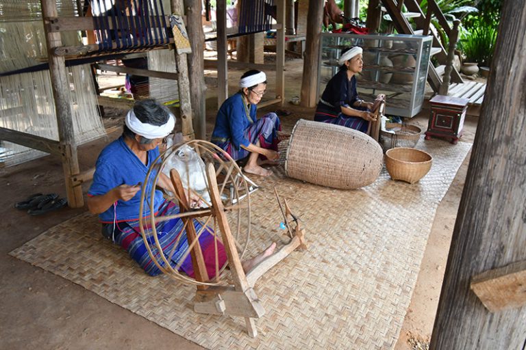 ผ้าทอมือกับวิถีชีวิตเรียบง่าย b1 1 768x512