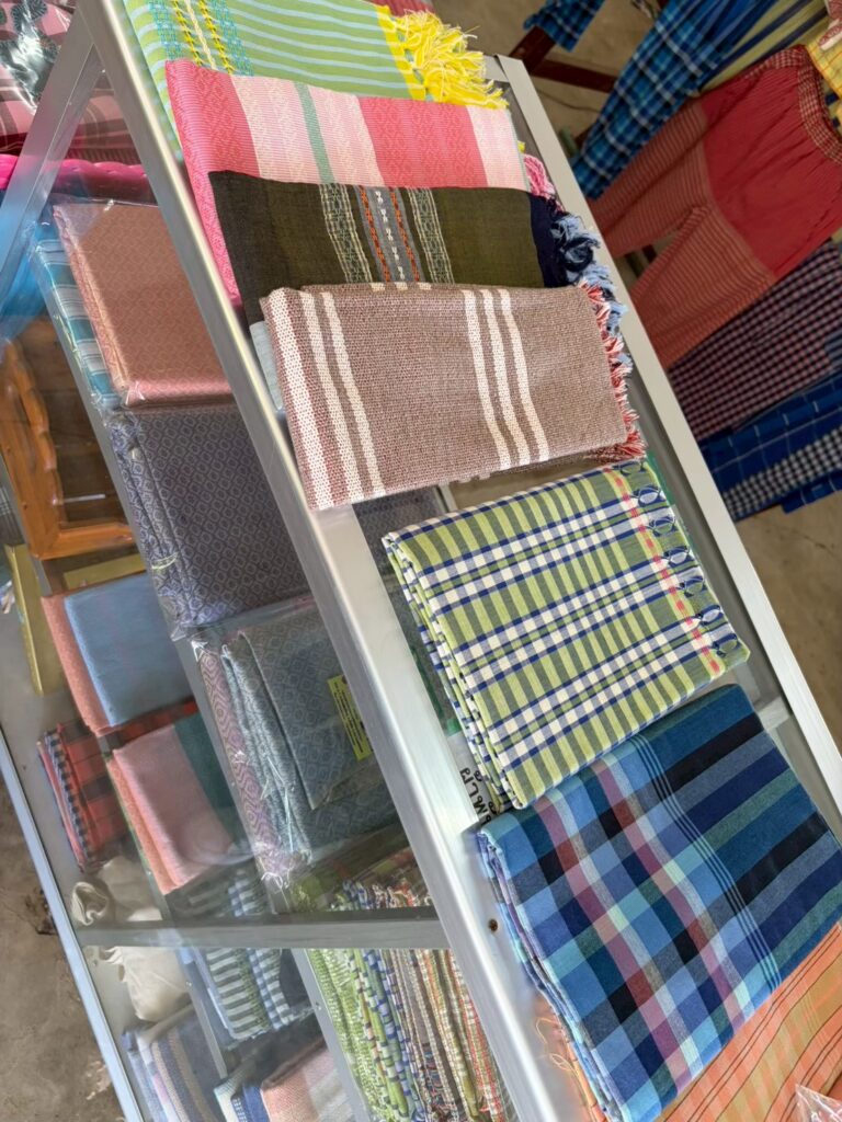 เบื้องหลังลวดลายผ้าทอ มีความหมายอะไร? line album 6469 260524 2